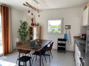 Η κουζίνα ή μικρή κουζίνα στο Appt confort avec terrasse au calme à Fouras!