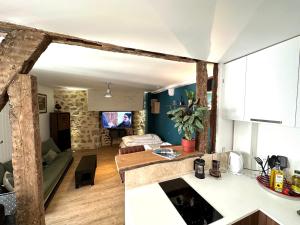 una cucina e un soggiorno con piano di lavoro di Appartement Vieux Mans a Le Mans