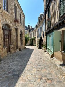 una strada vuota in un centro storico con edifici in pietra di Appartement Vieux Mans a Le Mans