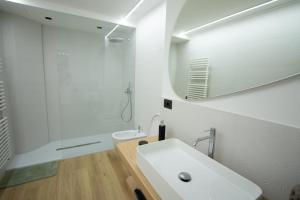 La salle de bains est pourvue d'un lavabo blanc et d'un miroir. dans l'établissement Loft Milano Manifatture2, à Milan