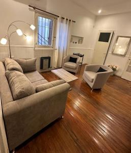 a living room with a couch and a chair at Casa Lola in Mendoza