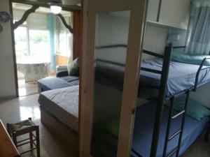 Zimmer mit 2 Etagenbetten und einem Sofa in der Unterkunft Edificio Salou Beach, la Pineda, Vilaseca in La Pineda