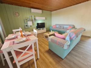 Stella's Garden في بالايون تسيفليكيون: غرفة معيشة مع أريكة وطاولة