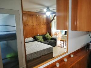 ein Schlafzimmer mit einem Bett, einem Spiegel und einem Sofa in der Unterkunft Edificio Salou Beach, la Pineda, Vilaseca in La Pineda