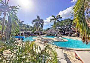 una piscina con palmeras y un complejo en Surf Ranch Hotel & Resort, en San Juan del Sur