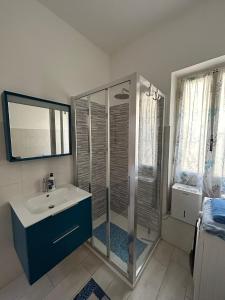 y baño con ducha, lavabo y aseo. en Grazioso bilocale Da Zia Bruna, en Vallecrosia