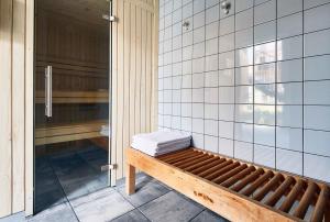 a bathroom with a bench with a towel on it at Hotel Brummell in Barcelona