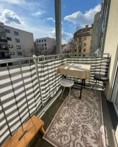 balcone con tavolo e sedie. di Great appartment in Vienna a Vienna