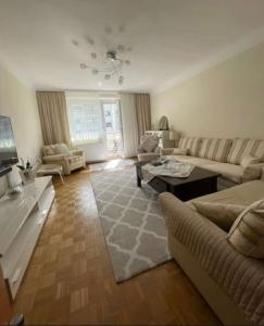 ein Wohnzimmer mit einem Sofa und einem Tisch in der Unterkunft Great appartment in Vienna in Wien