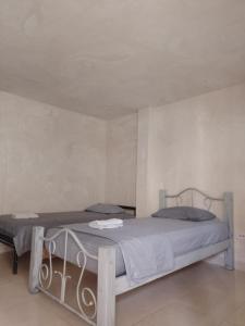 1 dormitorio con 2 camas en una habitación en Hostel Santa Marta el Rodadero, en Santa Marta