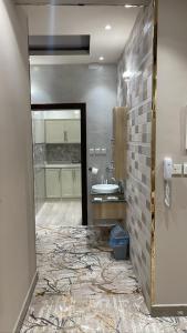 a bathroom with a sink and a mirror at فندق pulse للأجنحة الفندقية in Khamis Mushayt