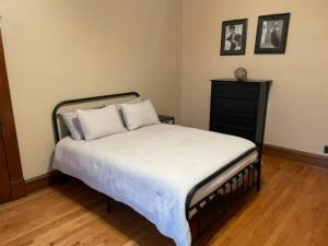 Ένα ή περισσότερα κρεβάτια σε δωμάτιο στο Oakridge House. Spacious and historic home in downtown Ironton, Ohio.