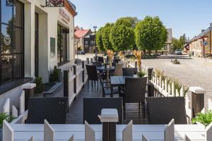 un restaurante con mesas y sillas en una calle en Hermannuse Maja en Haapsalu