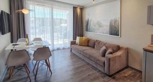 Et opholdsområde på HolidayHomePL Bel Mare 305e z sypialnią i z balkonem