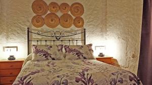 A bed or beds in a room at Cortijo AguaChá