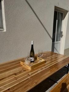 eine Flasche Wein und zwei Gläser auf einem Holztisch in der Unterkunft Secret Place Apartment in Stari Grad