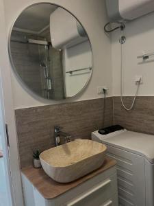bagno con grande lavandino e specchio di Secret Place Apartment a Stari Grad (Cittavecchia)