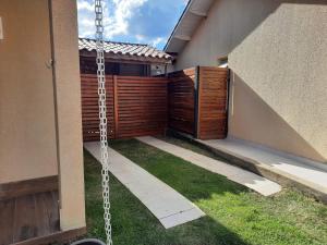 ogrodzenie z łańcuchem obok domu w obiekcie Chalé em Resort w mieście Mairinque
