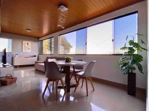 sala de estar con mesa, sillas y sofá en 3 Quartos Com Vista Espetacular en Brasilia