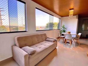 sala de estar con sofá y mesa en 3 Quartos Com Vista Espetacular en Brasilia