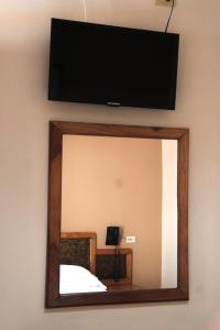 um espelho com uma televisão em cima de um quarto em Hotel Residencial Panamericano em David