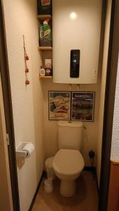 un piccolo bagno con servizi igienici in camera di Appartement pied des pistes - Samoëns 1600 a Samoëns
