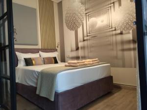 1 dormitorio con 1 cama con toallas en Luxury house near by Delphi en Kírra