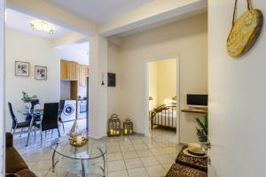 Sofi's House Skopelos في بانورموس سكوبيلوز: غرفة معيشة مع طاولة وغرفة طعام