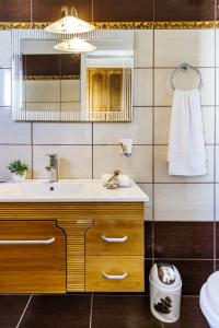 y baño con lavabo y espejo. en Sofi's House Skopelos en Panormos Skopelos