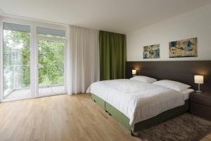 A bed or beds in a room at Wesenufer Hotel & Seminarkultur an der Donau