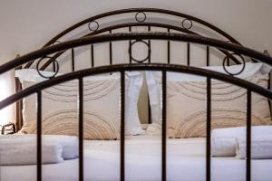Säng eller sängar i ett rum på Sofi's House Skopelos