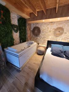 1 dormitorio con bañera y 1 cama en Studio de charme - Le Céleste, en Vergèze