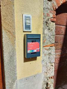 skrzynka płatnicza na boku budynku w obiekcie Maremma Toscana House w mieście Prata
