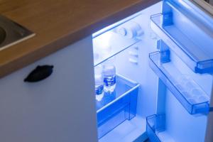un frigorifero aperto con una bottiglia d'acqua di Gajeva Rooms - Malmö apartment SELF CHECK-IN a Virovitica