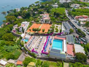 einen Luftblick auf ein Resort mit einem Pool in der Unterkunft Hotel Parco Cartaromana in Ischia