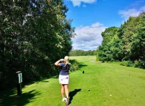 Γήπεδο γκολφ σε αυτό το διαμέρισμα ή στη γύρω περιοχή