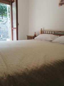 a bedroom with a large bed and a window at B&B Babbaro - camera con bagno privato in Castelcivita