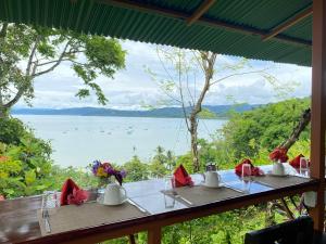 a table with a view of the water at Casa Horizontes Corcovado in Drake