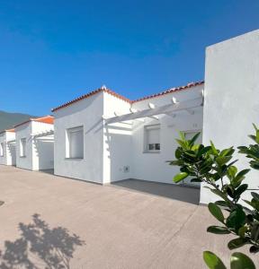 Breña AltaにあるLA GRAMA IV, comodidad y excelente ubicaciónの青空白い建物