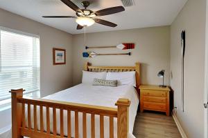 Schlafzimmer mit einem Bett und einem Deckenventilator in der Unterkunft Gulf Island #621 in Navarre