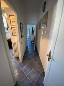 a hallway with a door and a tile floor at Dea Circe in San Felice Circeo