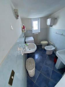La salle de bains est pourvue de toilettes et d'un lavabo. dans l'établissement Dea Circe, à San Felice Circeo