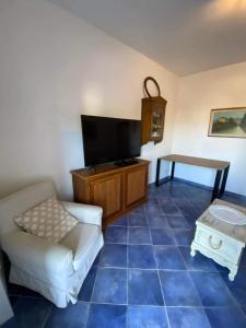 un soggiorno con divano e TV a schermo piatto di Dea Circe a San Felice Circeo