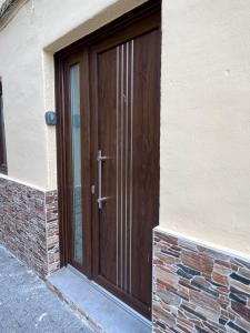 una puerta de madera en el lateral de un edificio en El nido del Rusiñol, en Cervera de Pisuerga