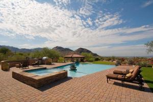une piscine avec des chaises et une terrasse avec une table dans l'établissement Private Luxury Estate on 5 acres, à Scottsdale