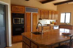 - une cuisine avec un évier et un comptoir dans l'établissement Private Luxury Estate on 5 acres, à Scottsdale
