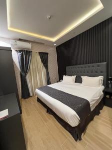 利雅德的住宿－Riyadh Inn Hotel，一间卧室,卧室内配有一张大床