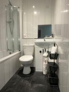 uma casa de banho branca com um WC e um lavatório em Sunderland City Centre Modern 2 Bed Apartment em Sunderland