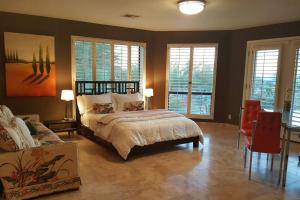 um quarto com uma cama, um sofá e janelas em Private Luxury Estate on 5 acres em Scottsdale