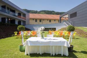 A garden outside Wesenufer Hotel & Seminarkultur an der Donau